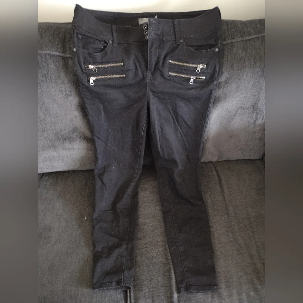 Torrid Black Skinny Pants with Zipper Accents - Picture 1 of 3
